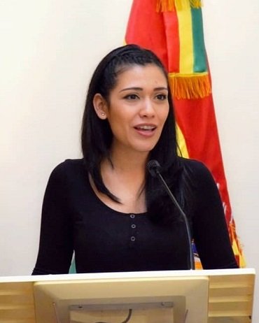 🌹 Adriana Salvatierra: Juventud y liderazgo en la política boliviana 🇧🇴